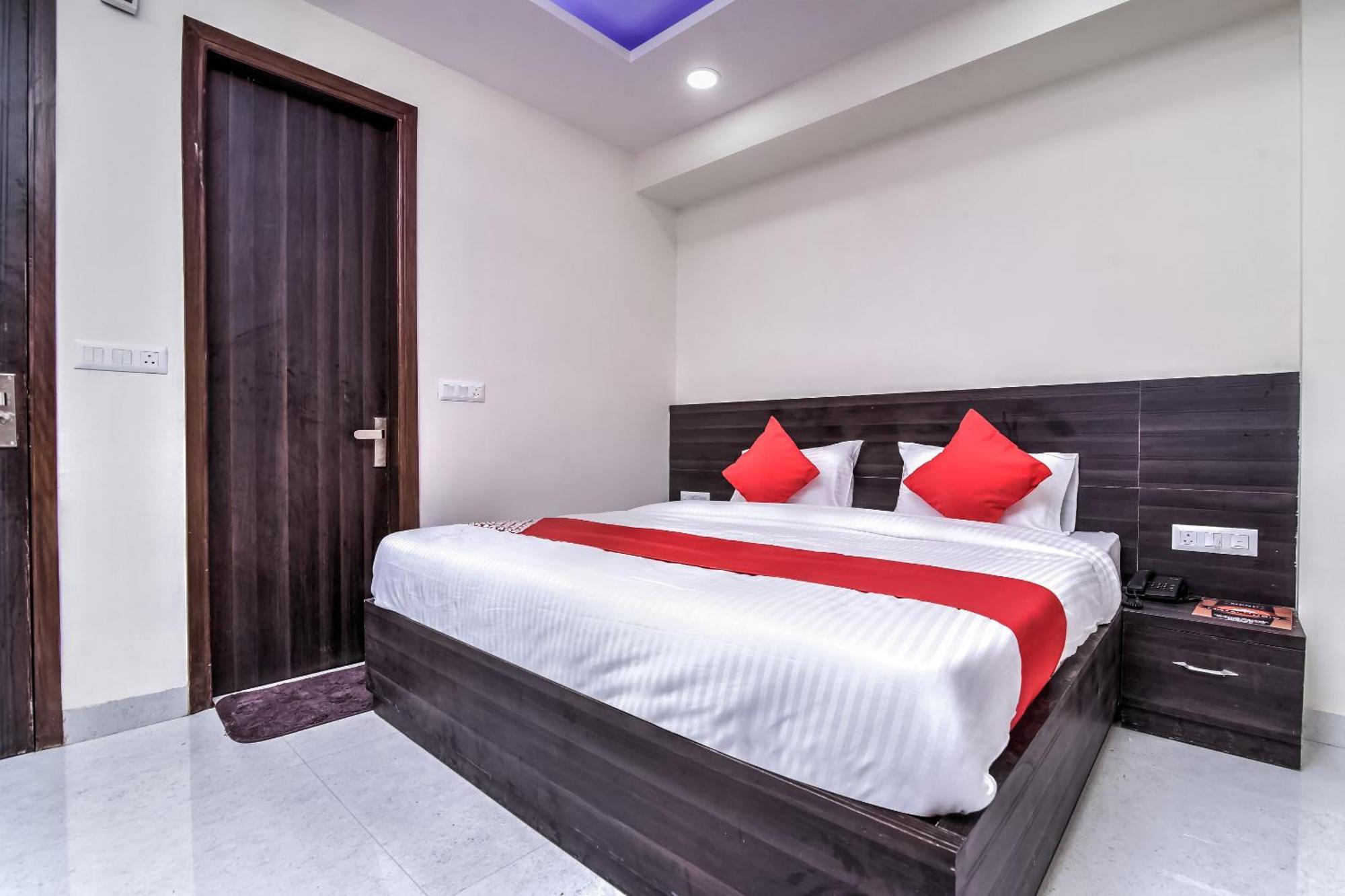 Hotel Aerostar Gold - Opposite Max Healthcare Делхи Екстериор снимка