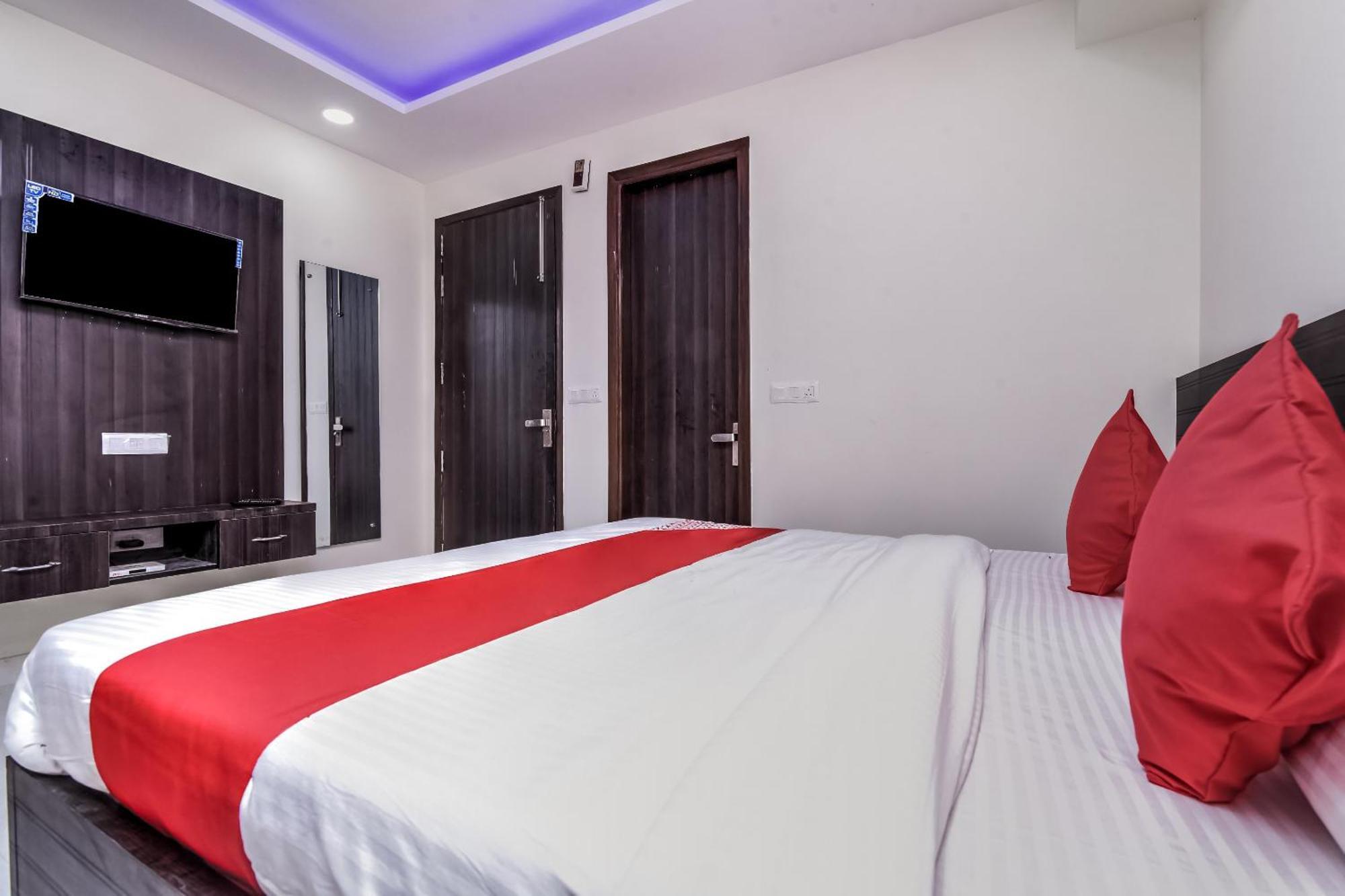 Hotel Aerostar Gold - Opposite Max Healthcare Делхи Екстериор снимка