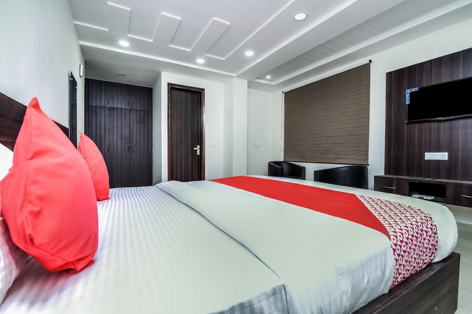 Hotel Aerostar Gold - Opposite Max Healthcare Делхи Екстериор снимка