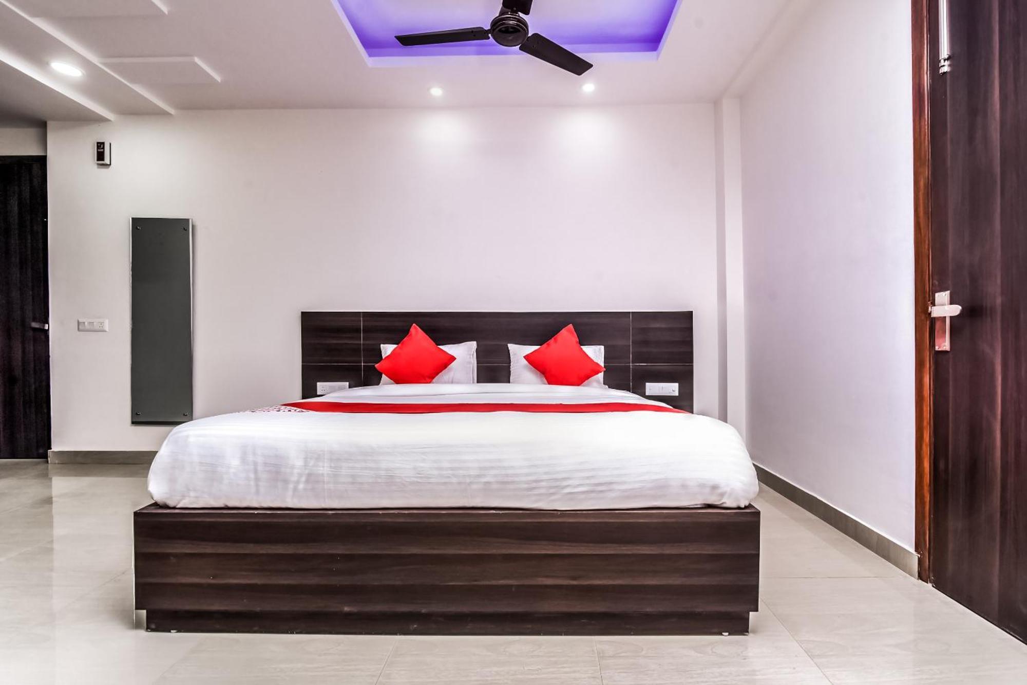 Hotel Aerostar Gold - Opposite Max Healthcare Делхи Екстериор снимка