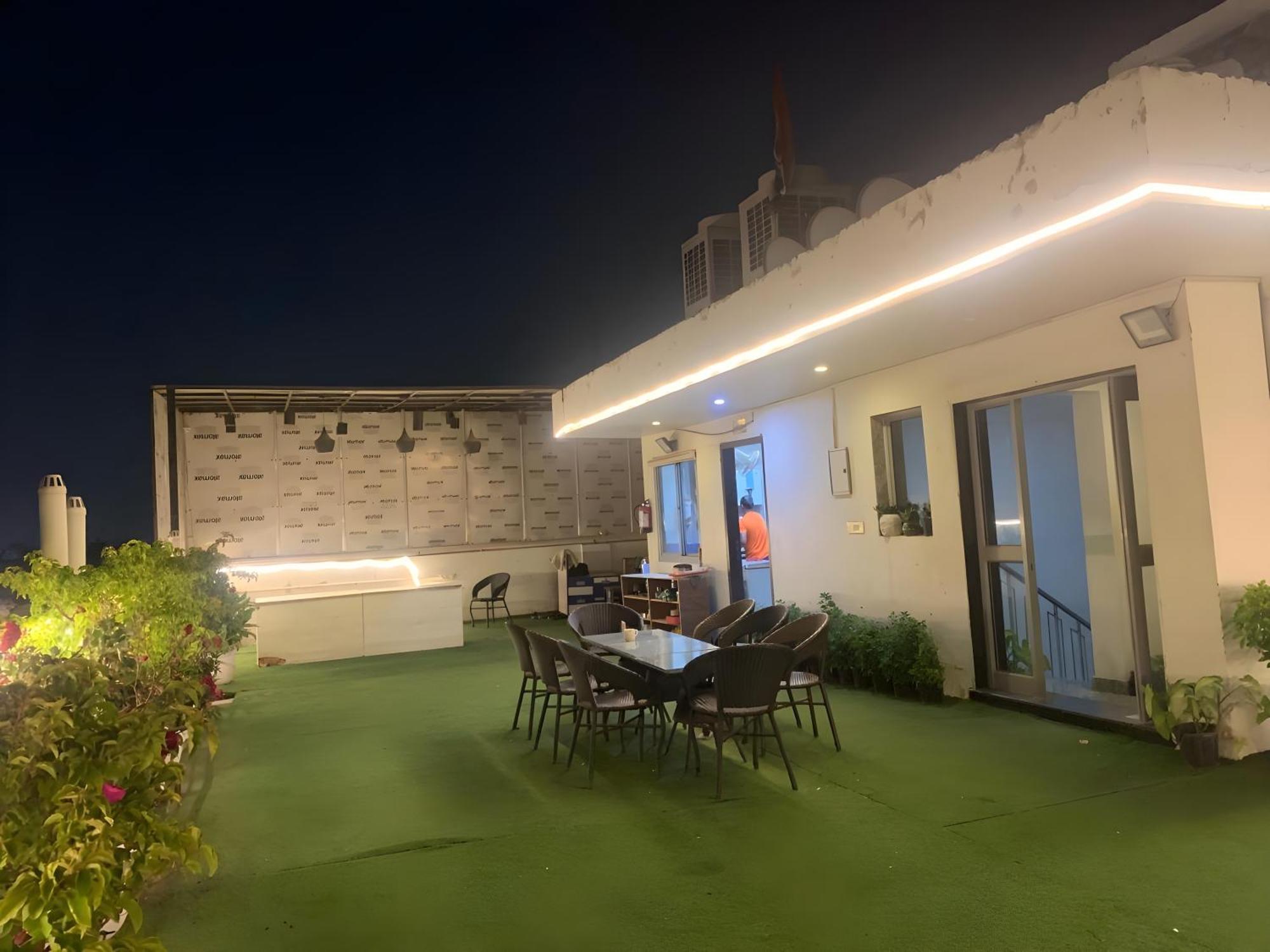 Hotel Aerostar Gold - Opposite Max Healthcare Делхи Екстериор снимка