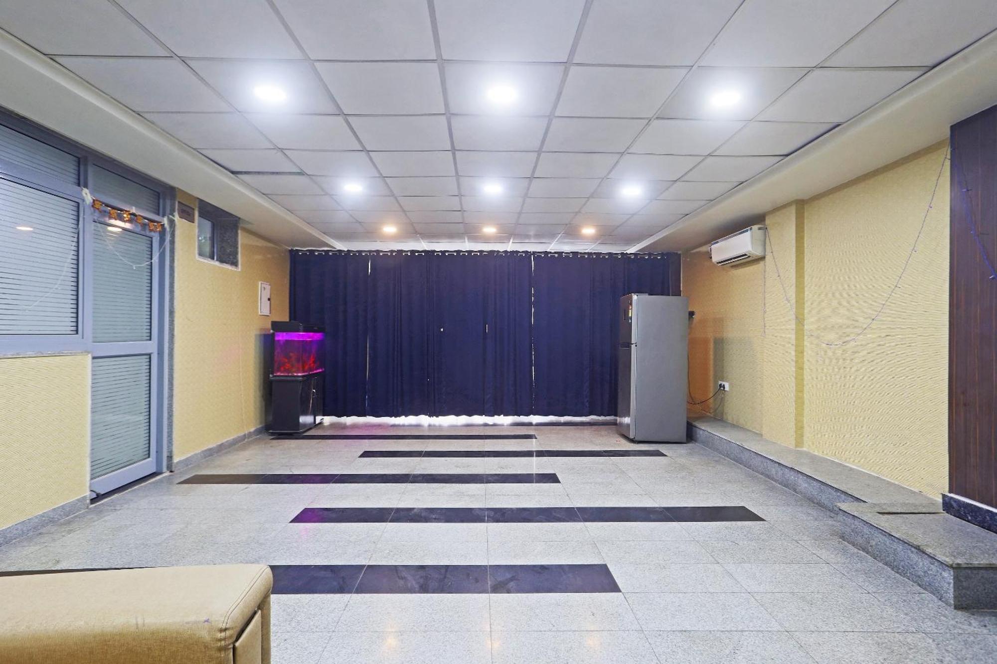 Hotel Aerostar Gold - Opposite Max Healthcare Делхи Екстериор снимка