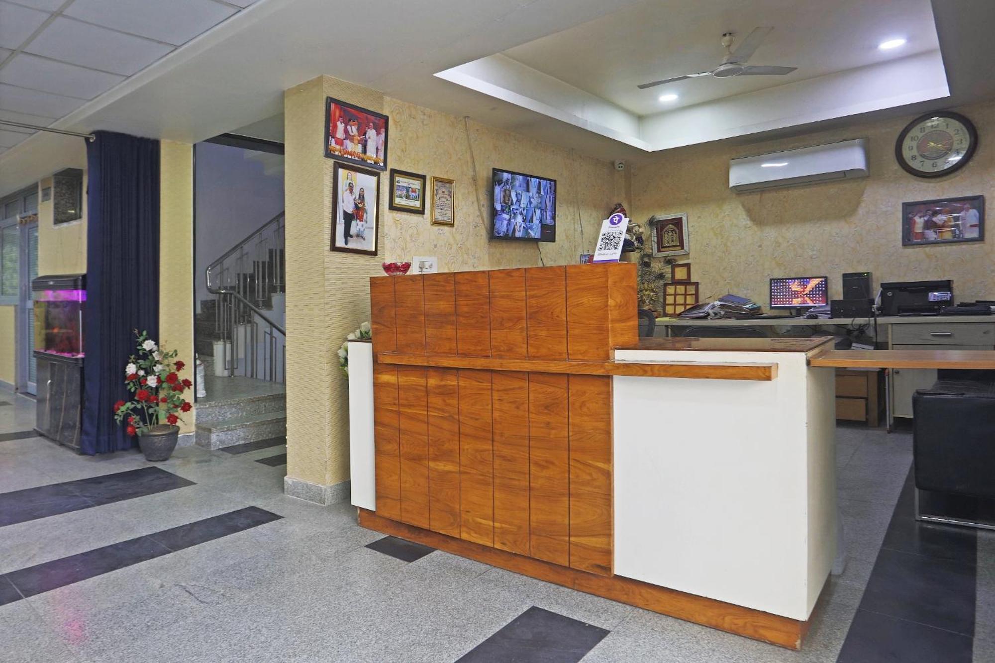 Hotel Aerostar Gold - Opposite Max Healthcare Делхи Екстериор снимка