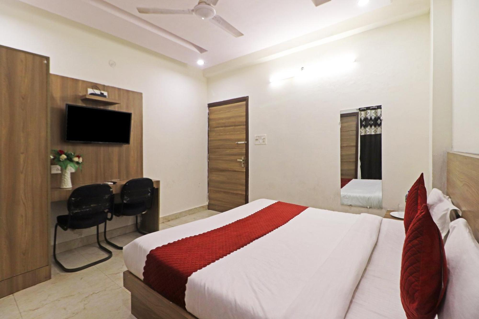 Hotel Aerostar Gold - Opposite Max Healthcare Делхи Екстериор снимка