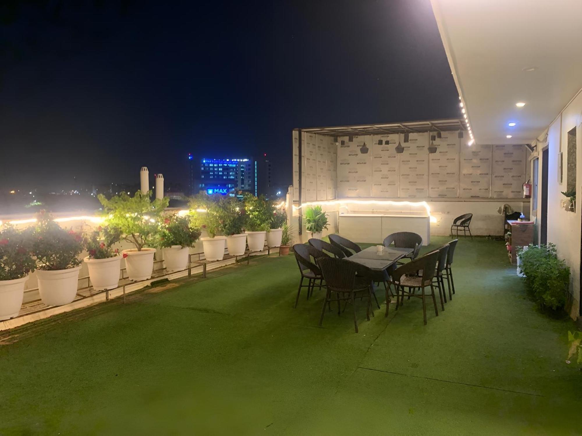Hotel Aerostar Gold - Opposite Max Healthcare Делхи Екстериор снимка