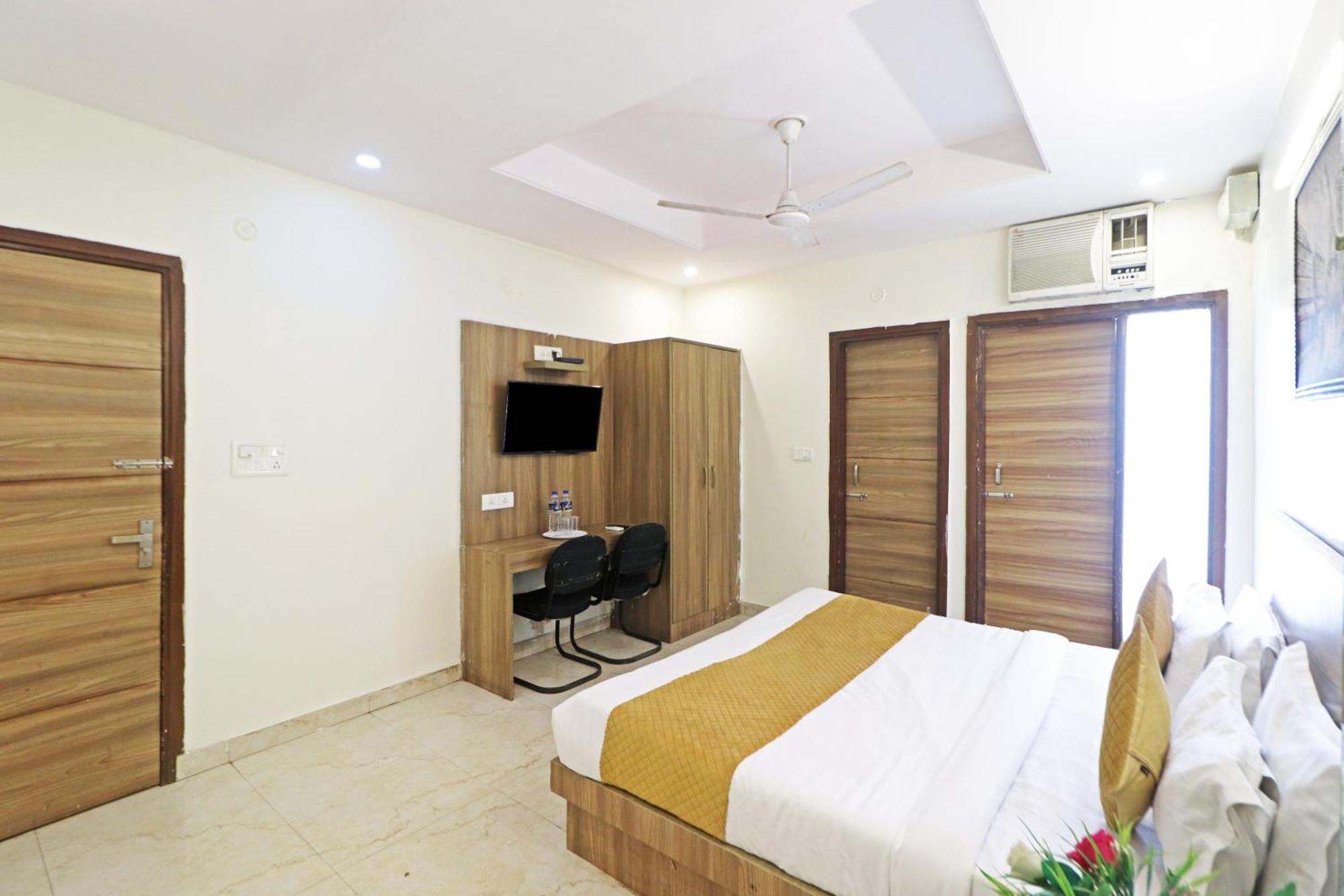 Hotel Aerostar Gold - Opposite Max Healthcare Делхи Екстериор снимка