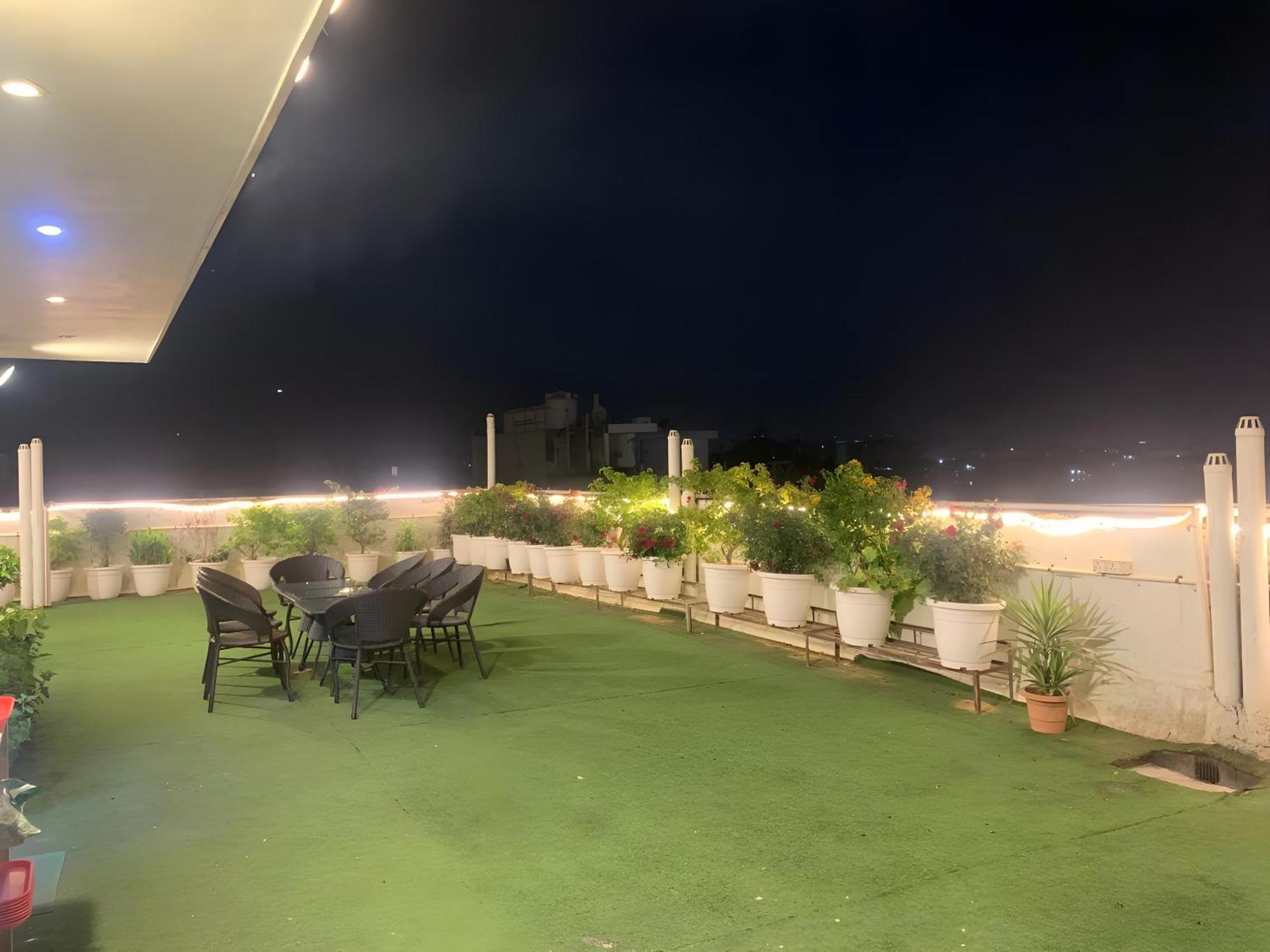 Hotel Aerostar Gold - Opposite Max Healthcare Делхи Екстериор снимка