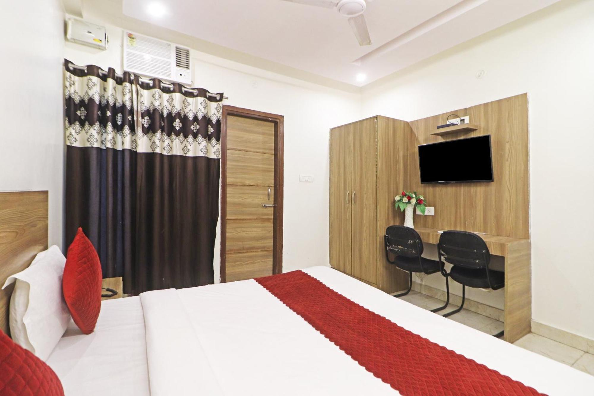 Hotel Aerostar Gold - Opposite Max Healthcare Делхи Екстериор снимка