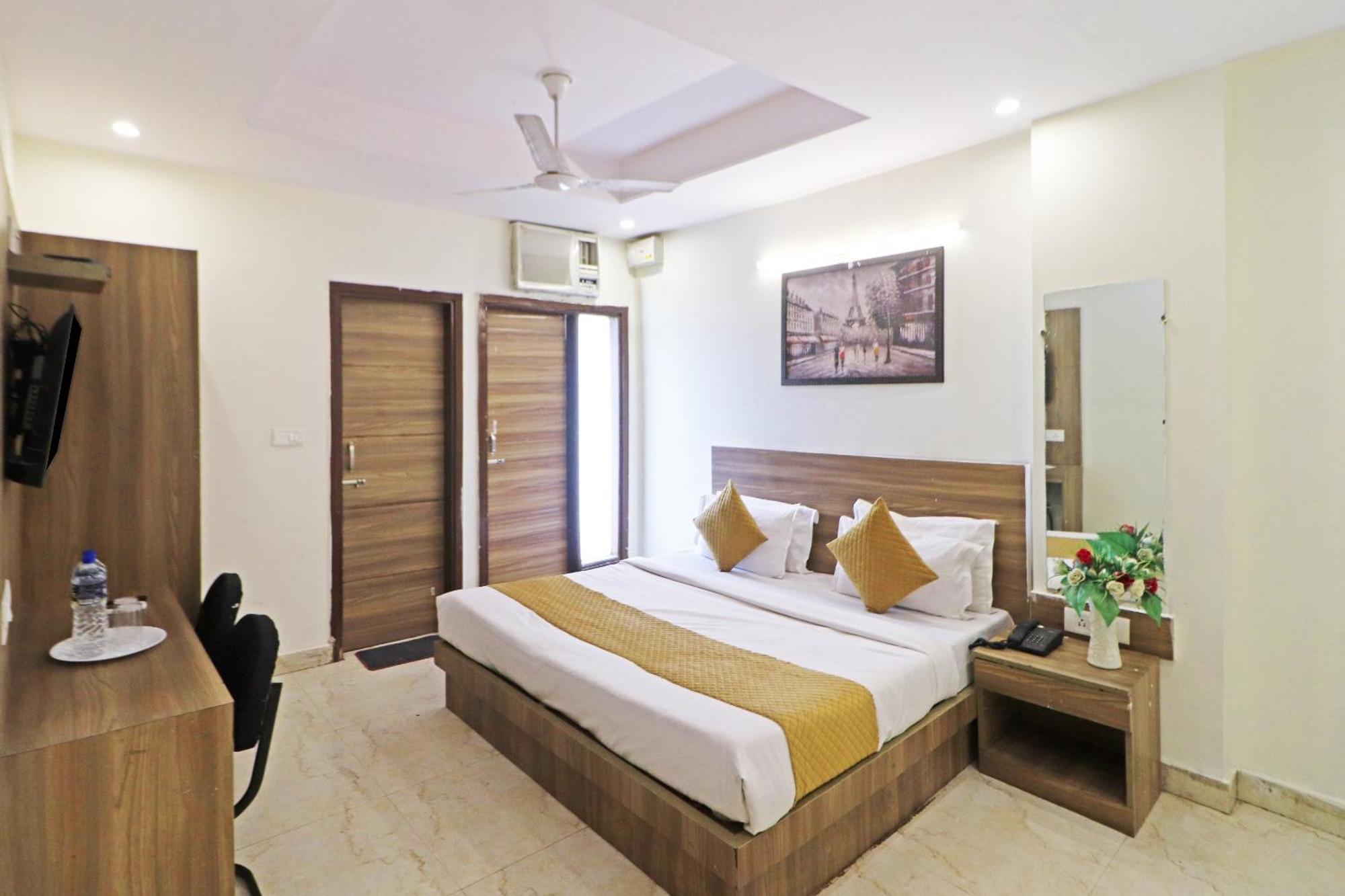 Hotel Aerostar Gold - Opposite Max Healthcare Делхи Екстериор снимка