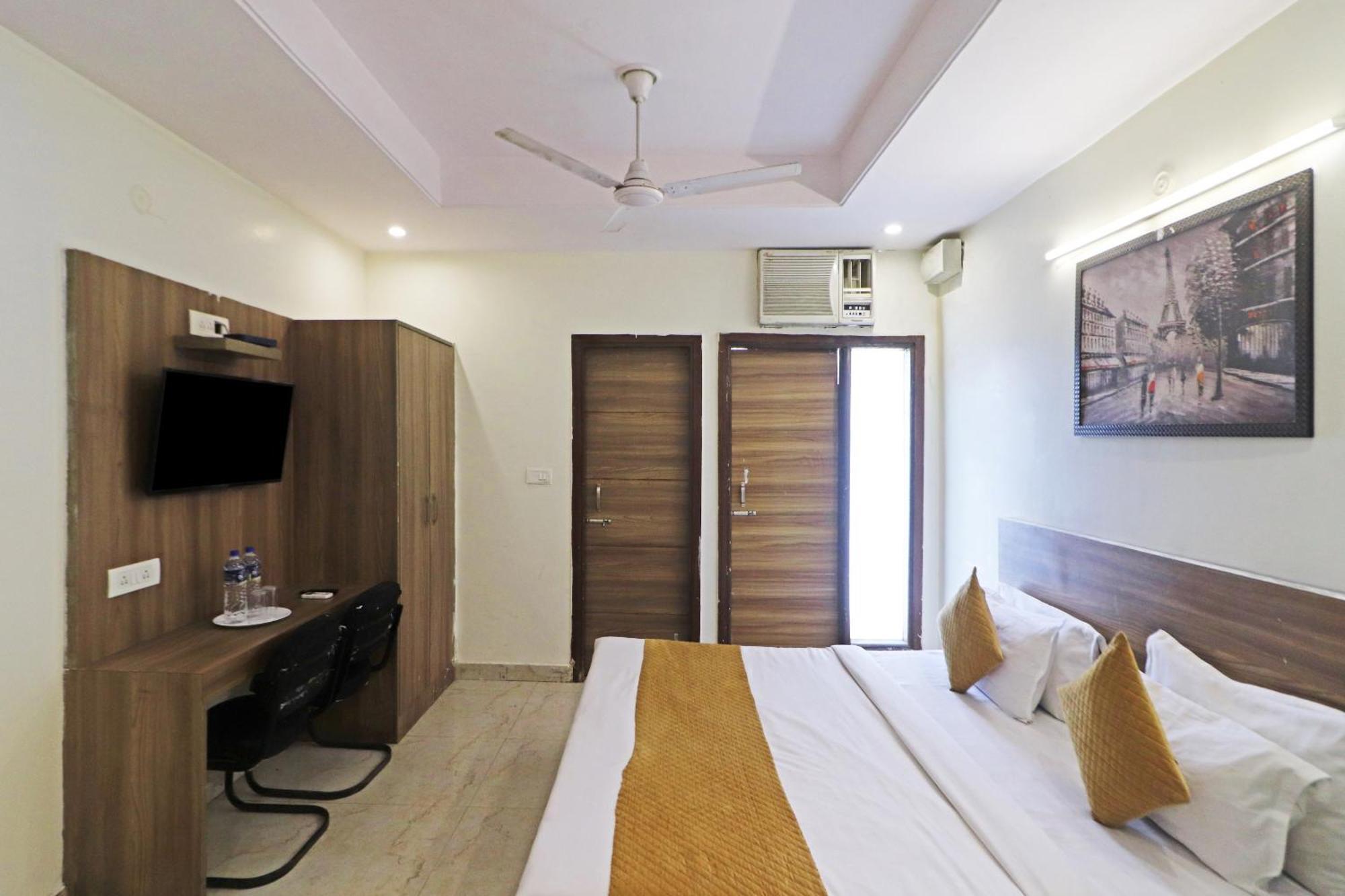 Hotel Aerostar Gold - Opposite Max Healthcare Делхи Екстериор снимка