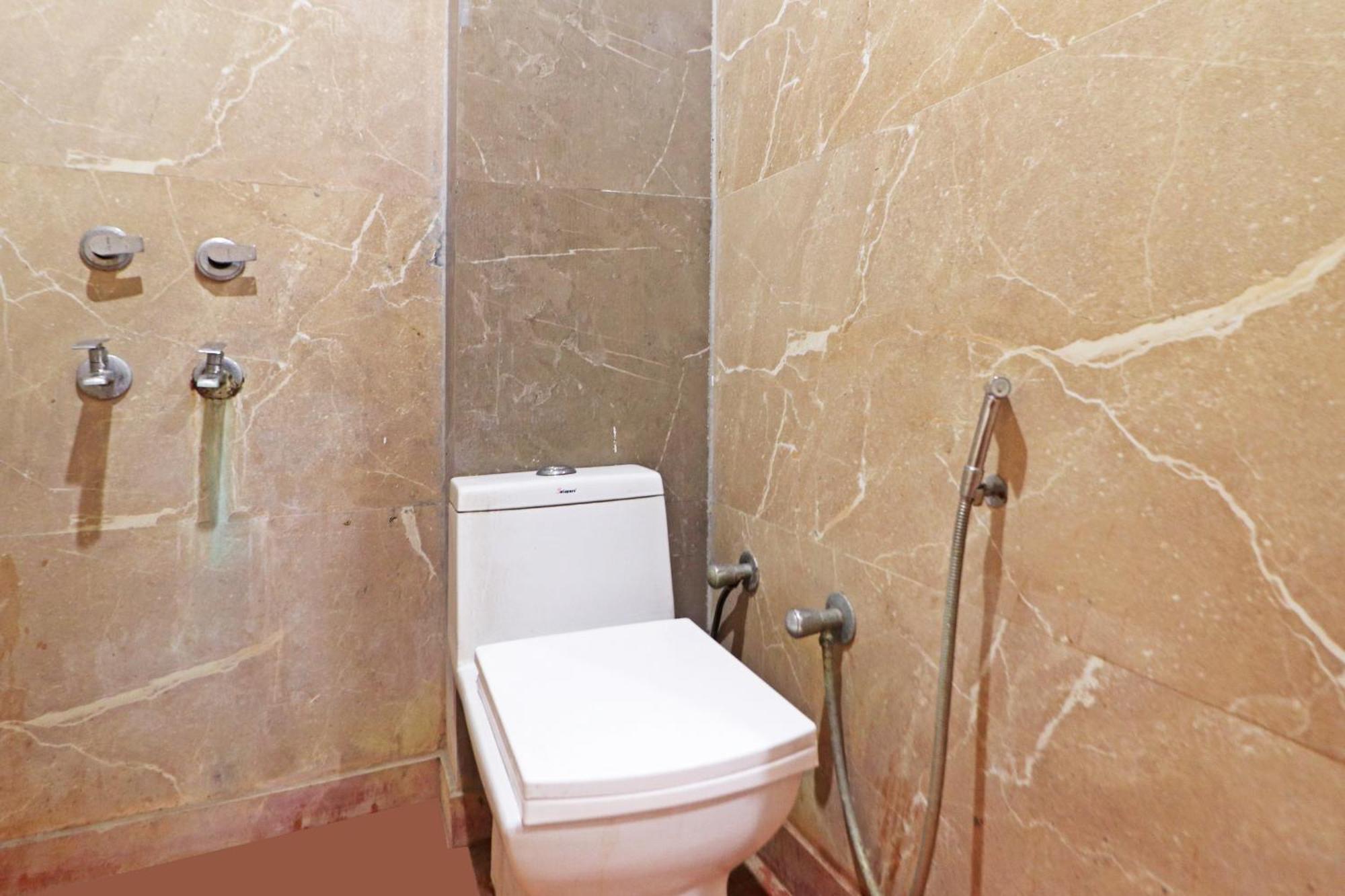 Hotel Aerostar Gold - Opposite Max Healthcare Делхи Екстериор снимка