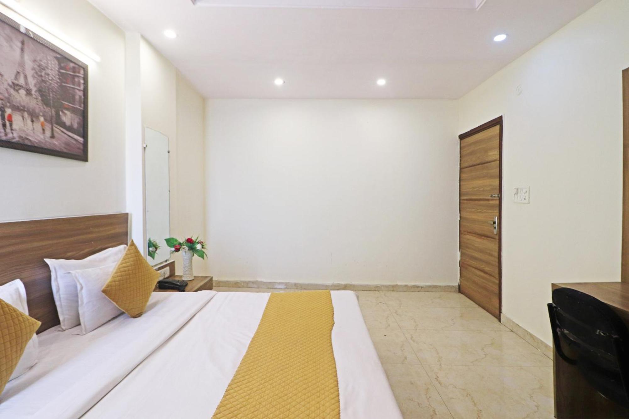 Hotel Aerostar Gold - Opposite Max Healthcare Делхи Екстериор снимка