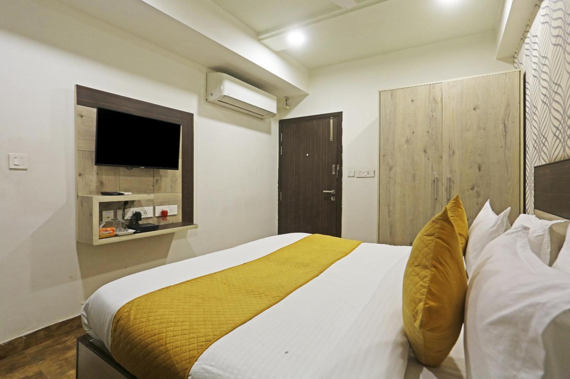 Hotel Aerostar Gold - Opposite Max Healthcare Делхи Екстериор снимка