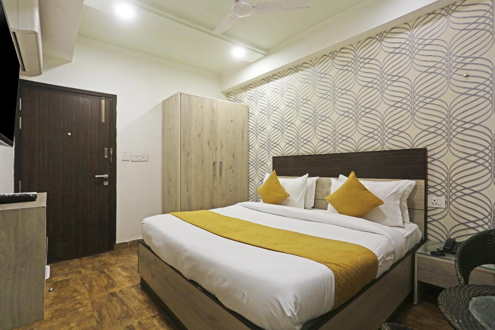 Hotel Aerostar Gold - Opposite Max Healthcare Делхи Екстериор снимка