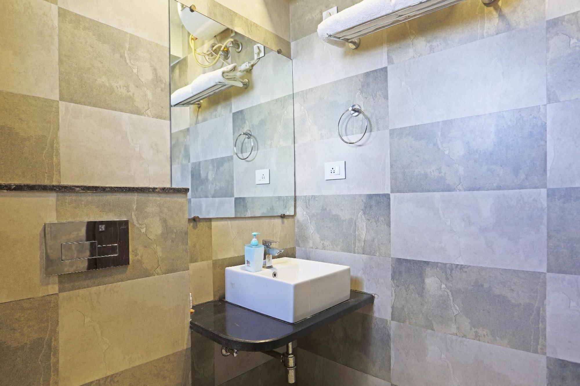 Hotel Aerostar Gold - Opposite Max Healthcare Делхи Екстериор снимка