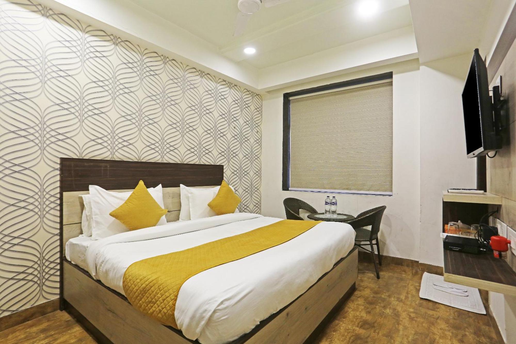 Hotel Aerostar Gold - Opposite Max Healthcare Делхи Екстериор снимка